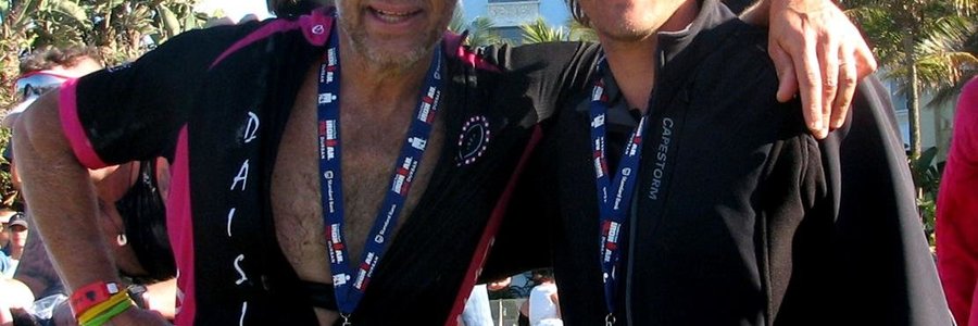 Links is Stoffel Fourie, Franskraal se Ysterman saam met sy seun, Christoff, wat ook aan die Ystermankompetisie deelgeneem het, met hulle medaljes.